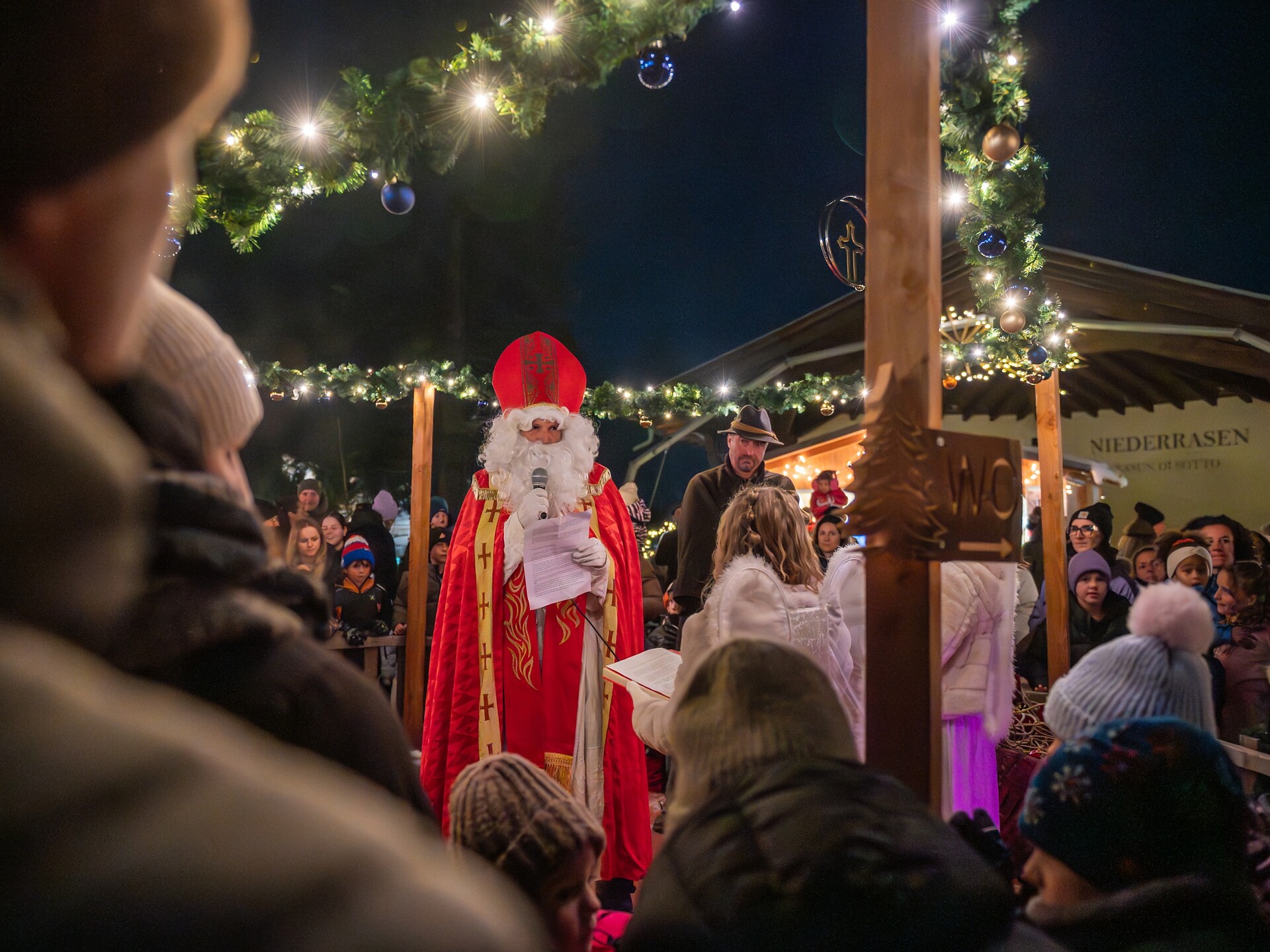 Der Hl. Nikolaus auf dem Weihnachtsmarkt - Dolomitenregion Kronplatz - #1 - suedtirol.info