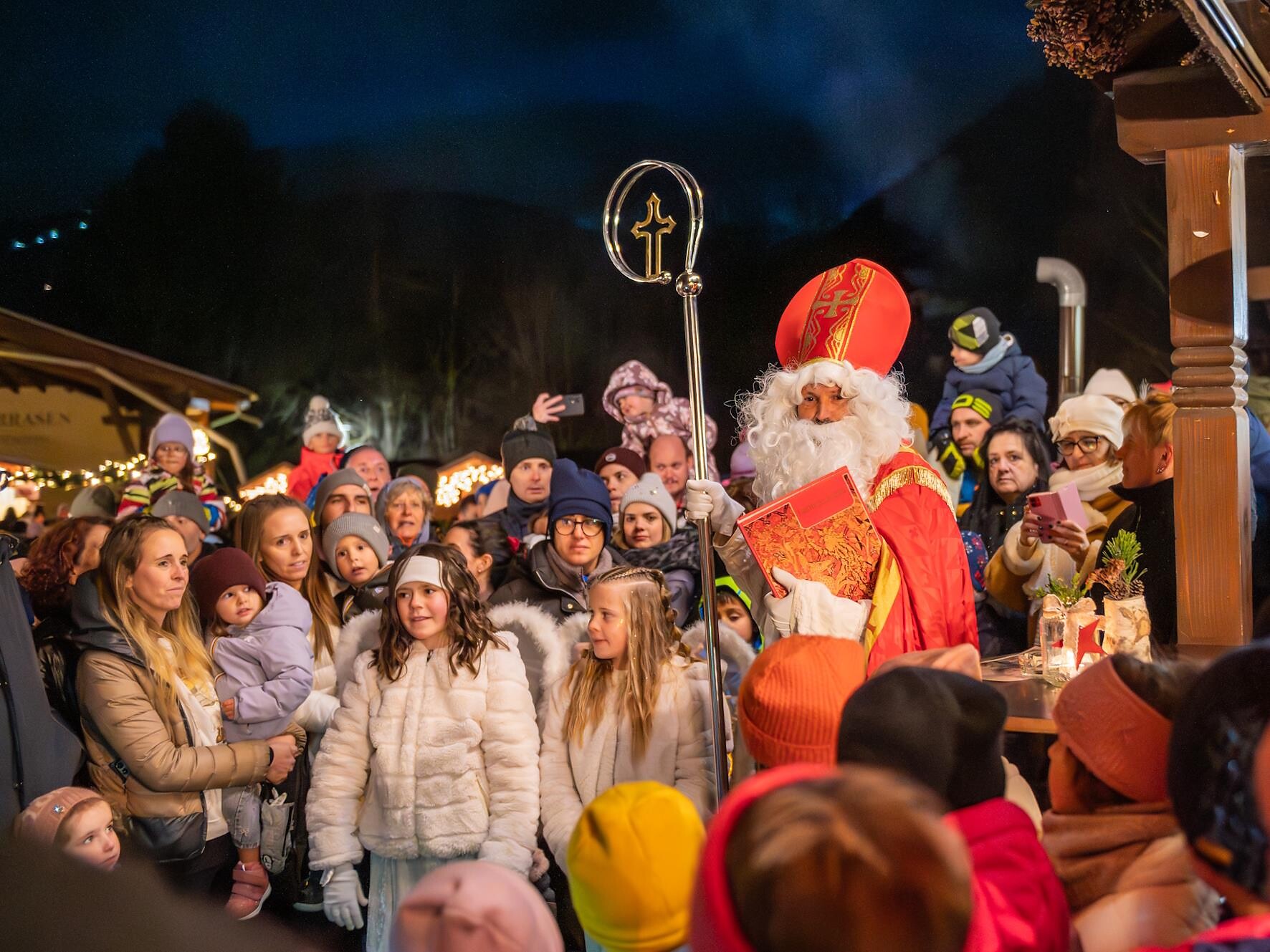 Der Hl. Nikolaus auf dem Weihnachtsmarkt - Dolomitenregion Kronplatz - #3 - suedtirol.info