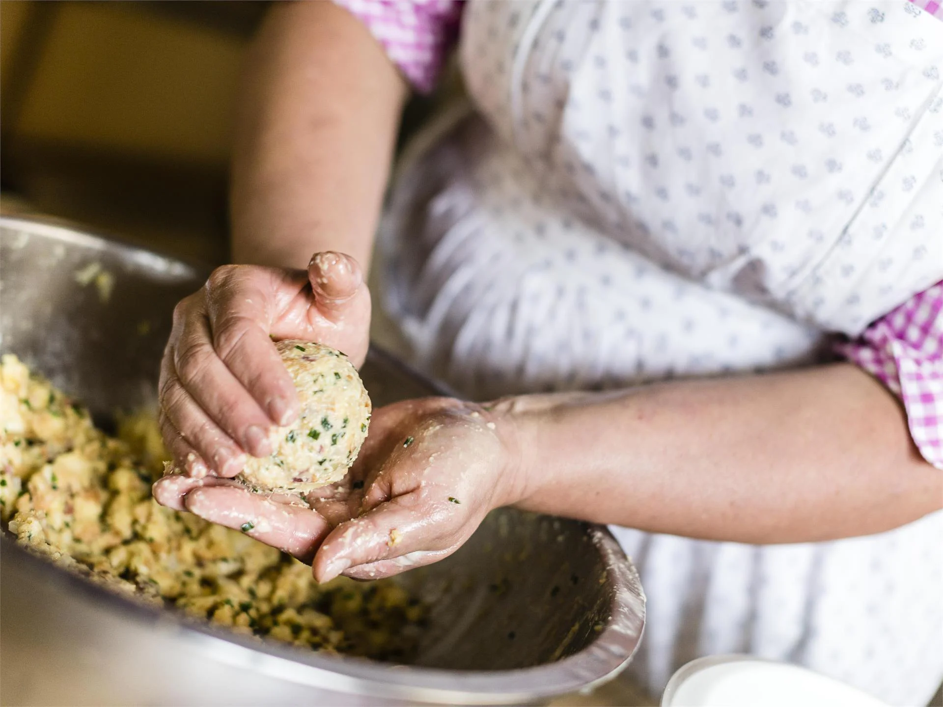 Preparare i canederli al maso Zmailer Scena 3 suedtirol.info