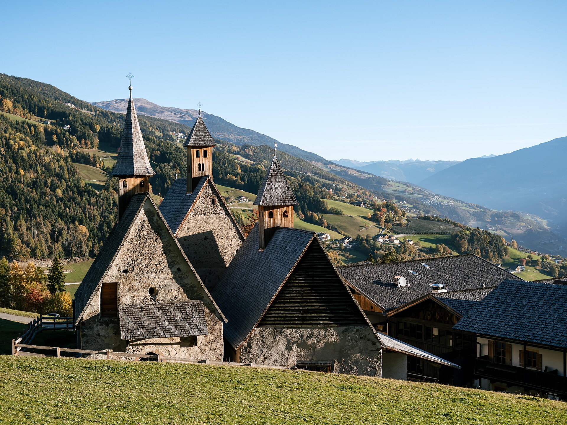 Der Kultur auf der Spur: Geführte Wanderung nach Dreikirchen und Umgebung Barbian 1 suedtirol.info