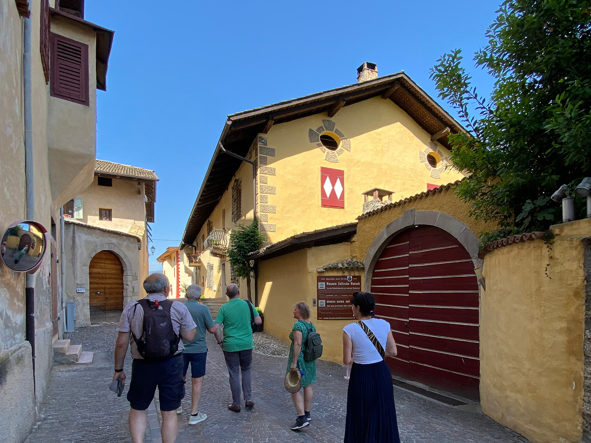 Tour guidata: Alla scoperta della storia di Cortaccia - Strada del Vino - #7 - suedtirol.info