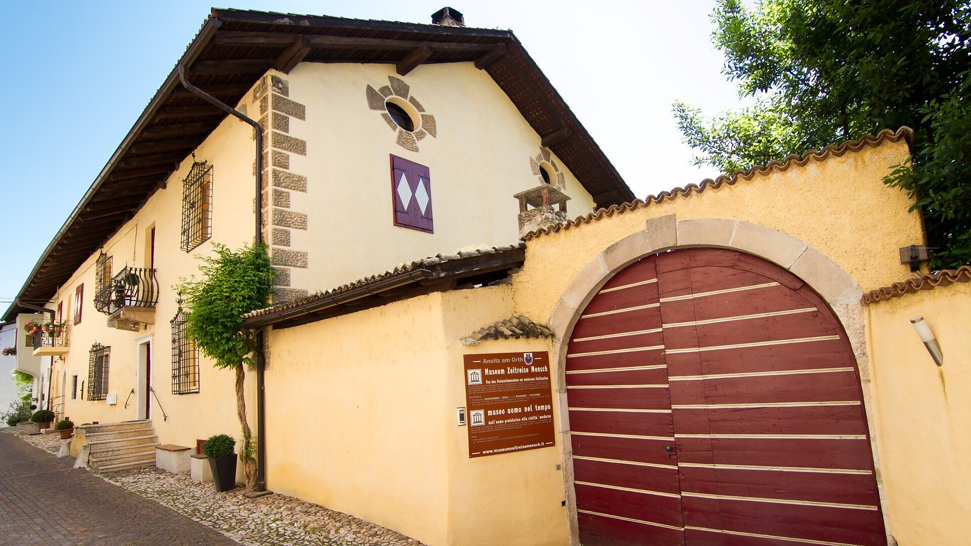 Tour guidata: Alla scoperta della storia di Cortaccia - Strada del Vino - #7 - suedtirol.info