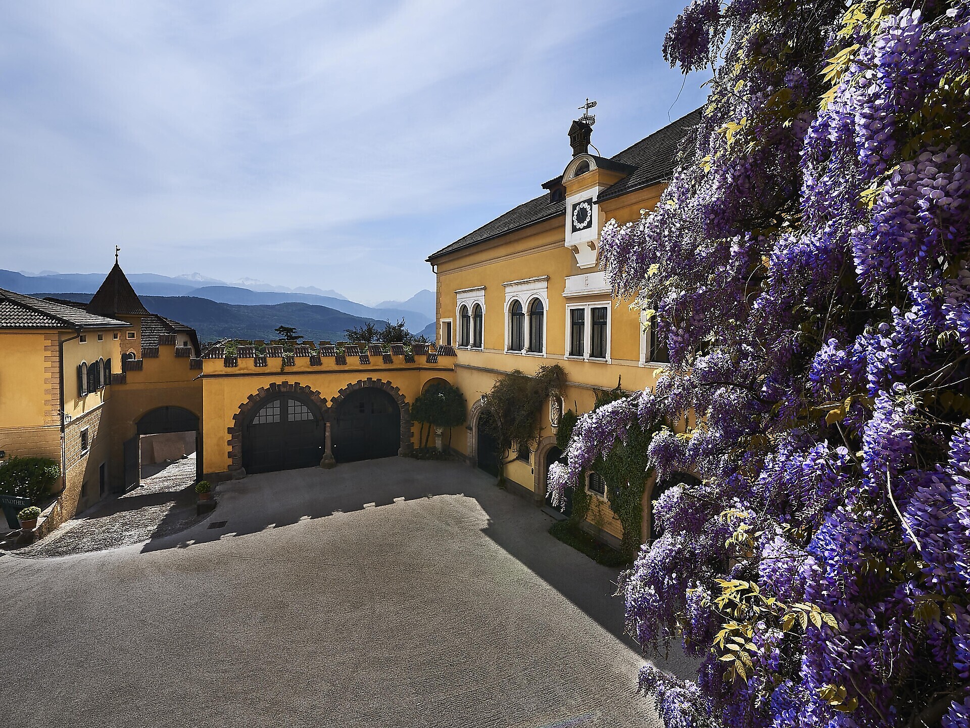 Degustazione di vini nella cantina di Castel Sallegg 2025 Mercoledì Caldaro sulla Strada del Vino 1 suedtirol.info