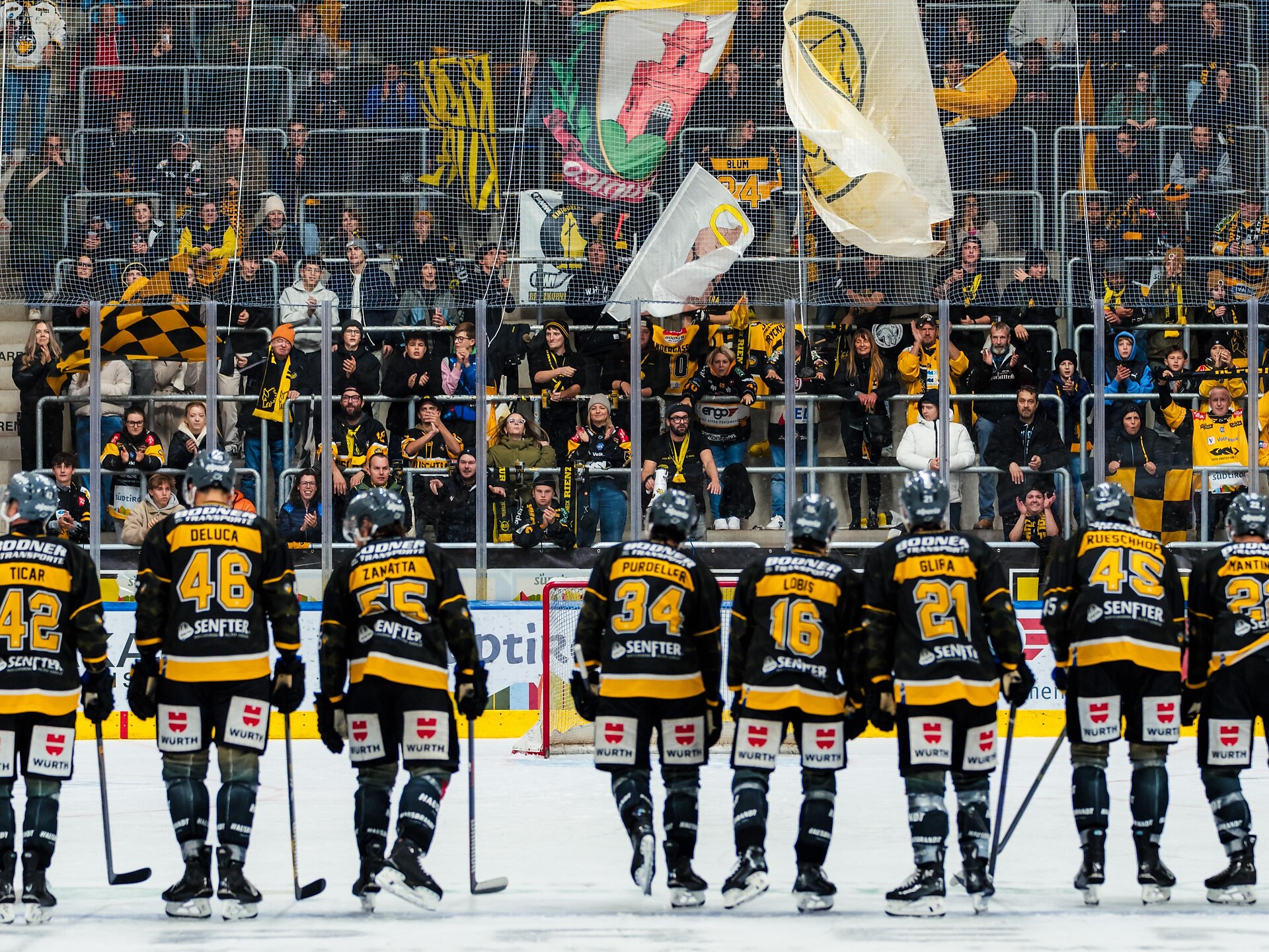 Eishockeyspiel: HC Falkensteiner Pustertal - HC TIWAG Innsbruck - Die Haie - Dolomitenregion Kronplatz - #2 - suedtirol.info