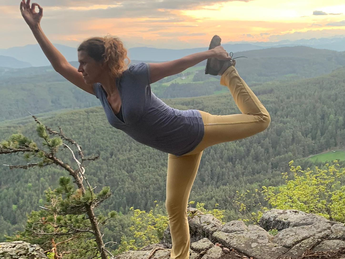 Erleben, Entspannen mit Prana Vinyasa Yoga im Wald Barbian 1 suedtirol.info