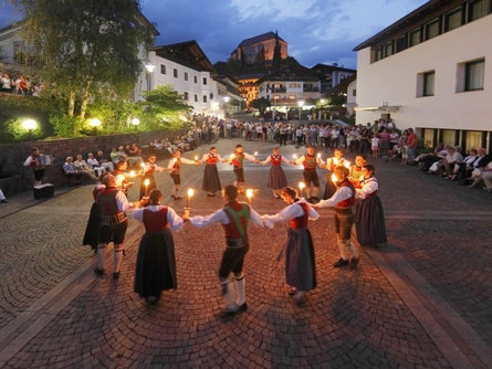 Folk-dance at the Raiffeisen square Schenna Schenna/Scena 2 suedtirol.info