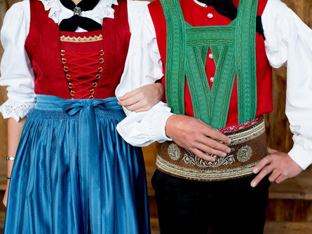 Folk-dance at the Raiffeisen square Schenna Schenna/Scena 3 suedtirol.info