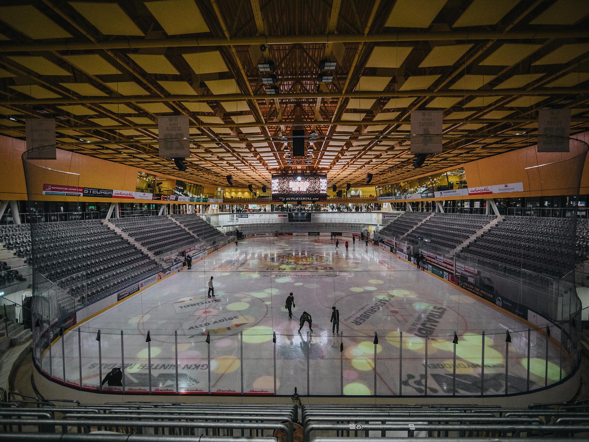 Eislaufen in der Arena Bruneck - DISCO ON ICE - Dolomitenregion Kronplatz - #1 - suedtirol.info