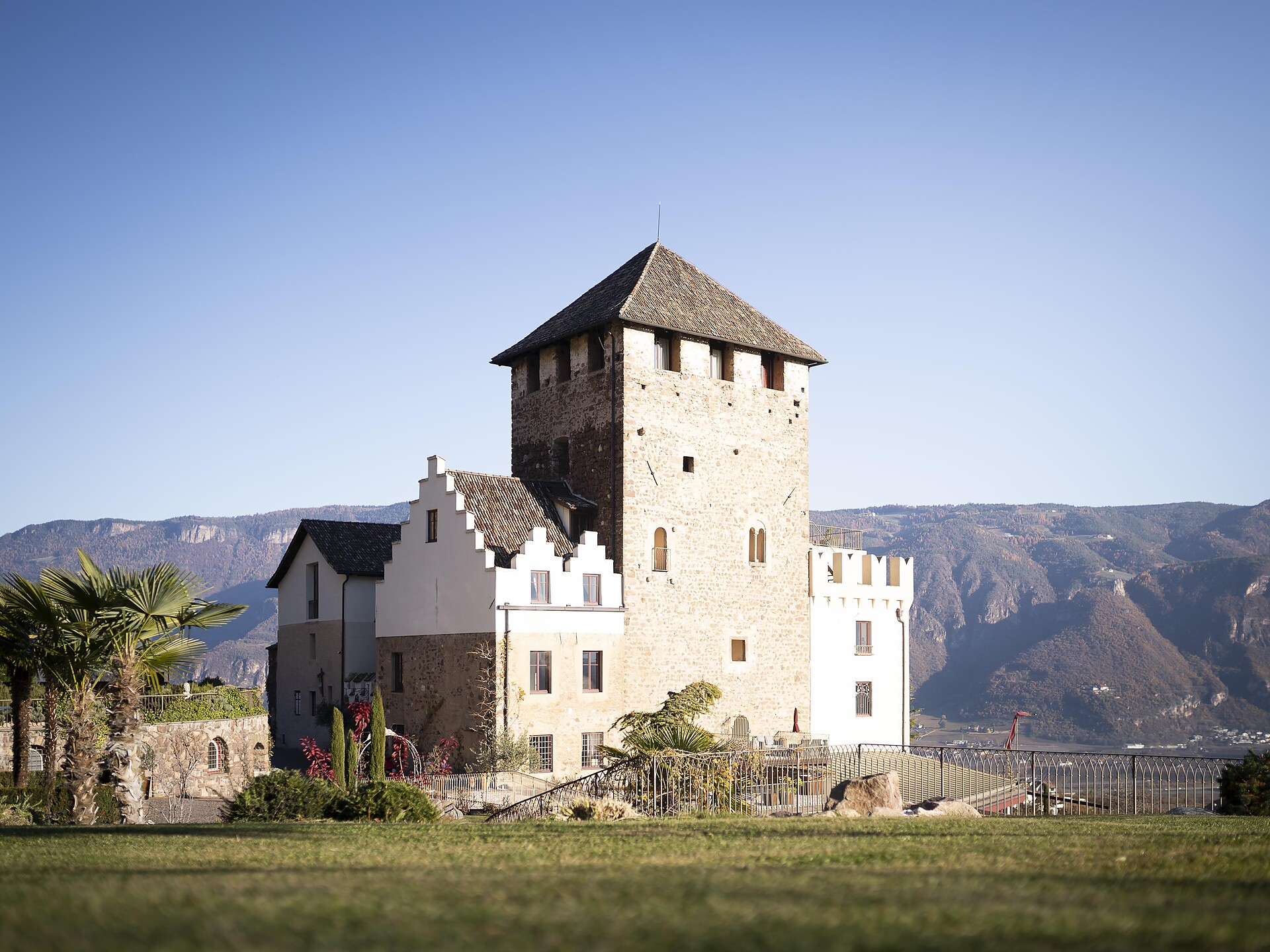 Exclusive wine tasting in the historic wine bunker at Castle Korb Eppan an der Weinstaße/Appiano sulla Strada del Vino 2 suedtirol.info