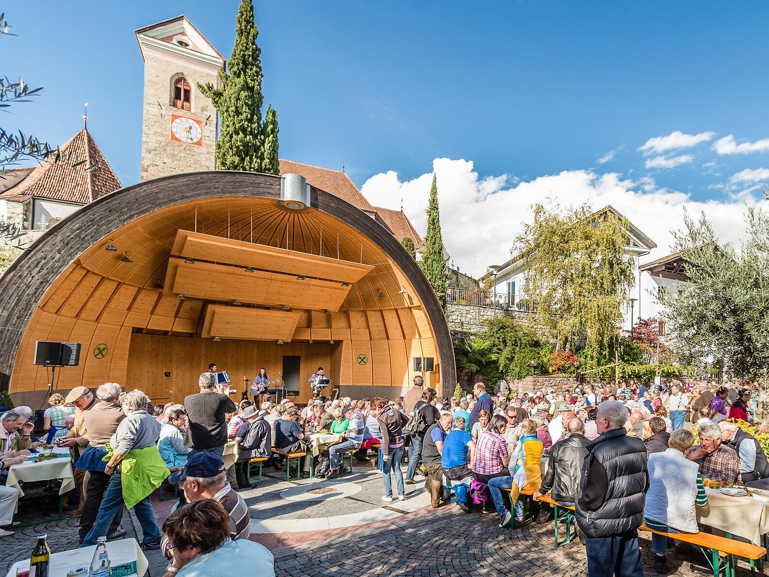 Frühschoppen & Törggelen mit der Böhmischen Albeins auf dem Raiffeisenplatz Schenna 2 suedtirol.info