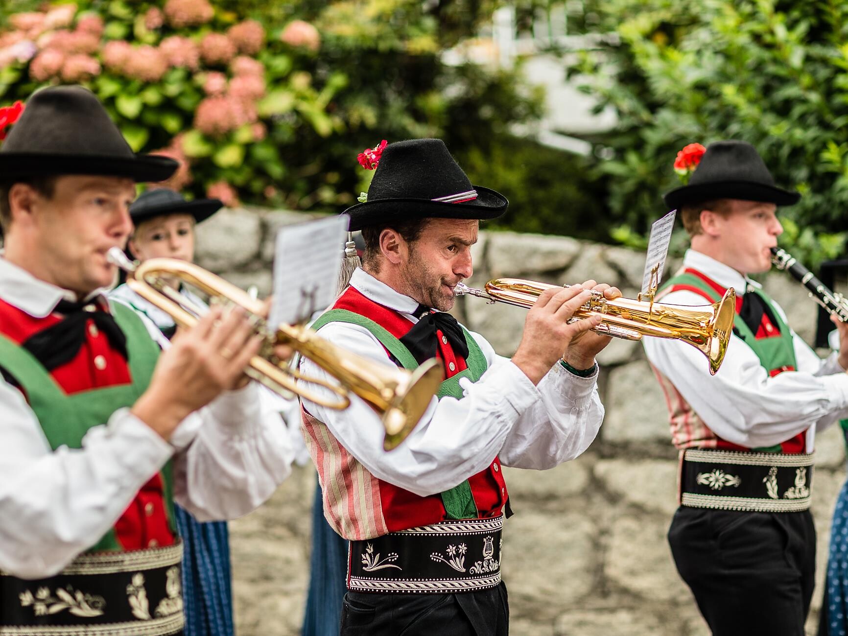 Frühschoppen & Törggelen mit der Böhmischen Albeins auf dem Raiffeisenplatz Schenna 3 suedtirol.info