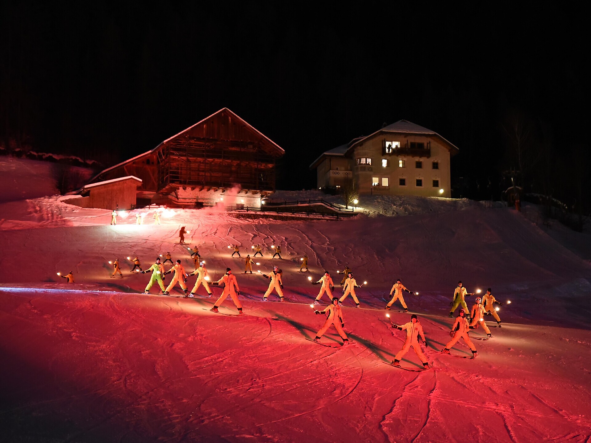 Faschings-Skishow der Skischule Saslong - Dolomitenregion Gröden - #2 - suedtirol.info