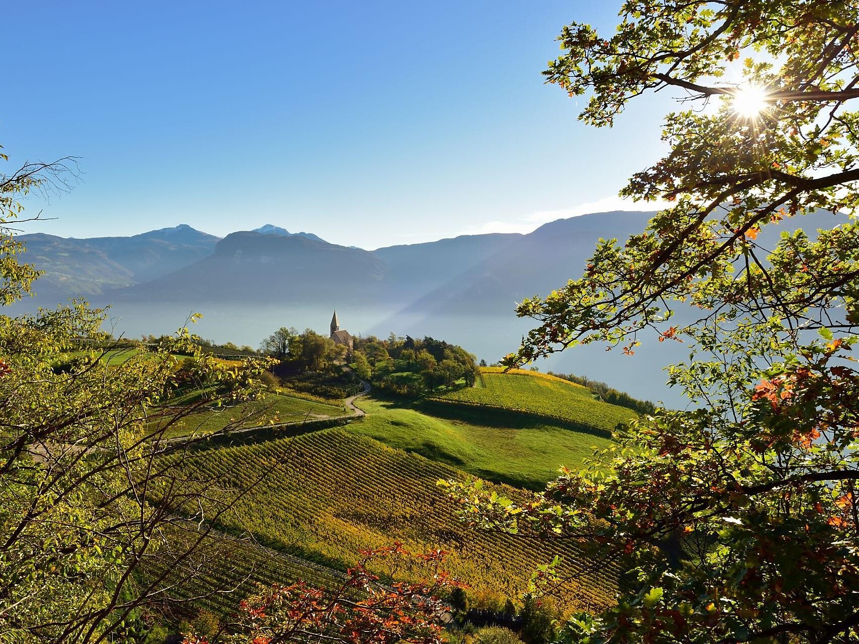 Führung in der St. Georg Kirche in Graun/Kurtatsch - Südtiroler Weinstraße - #2 - suedtirol.info