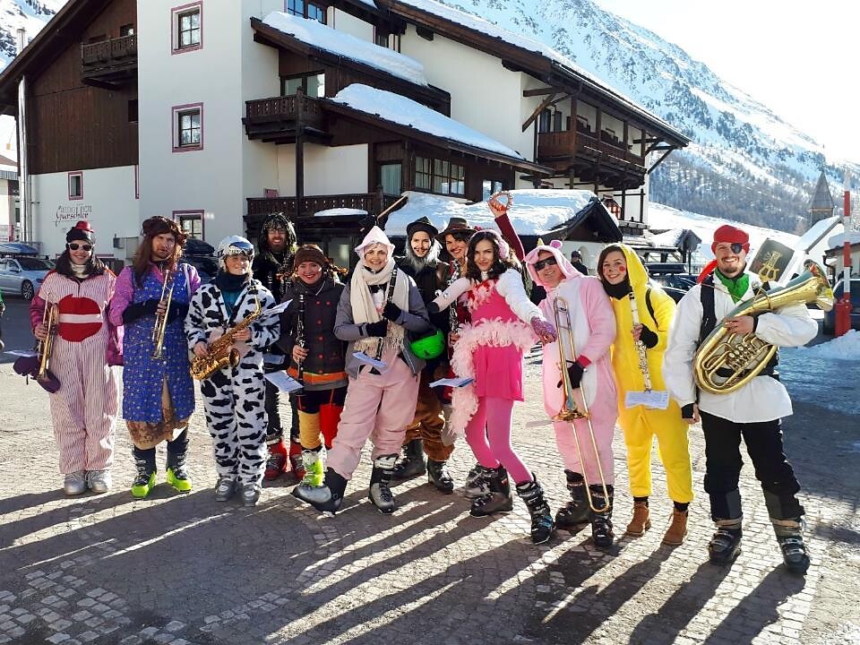 Faschingsmusi on tour im Skigebiet - Vinschgau - #1 - suedtirol.info
