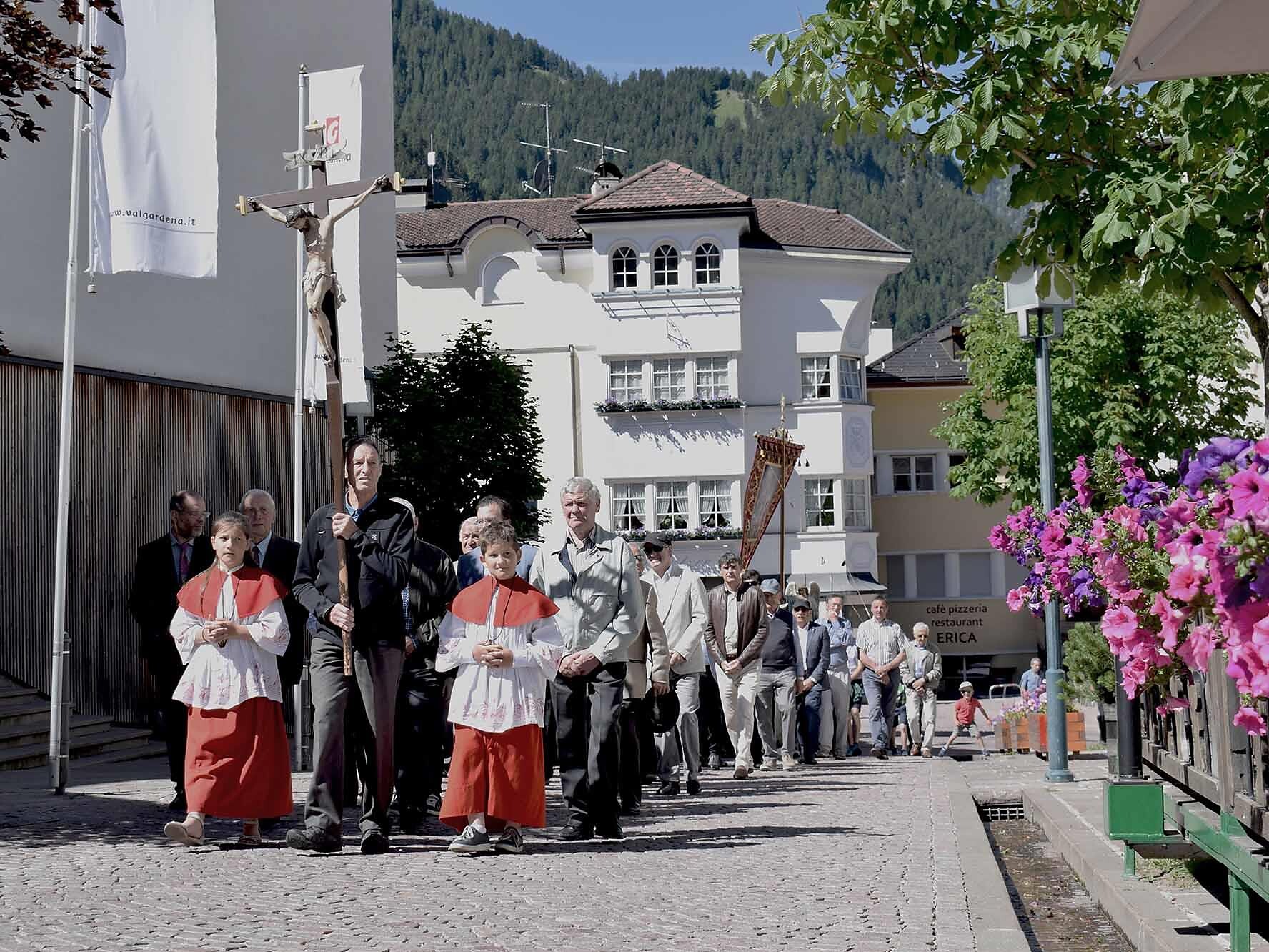 Processione Corpus Domini - Regione dolomitica Val Gardena - #2 - suedtirol.info