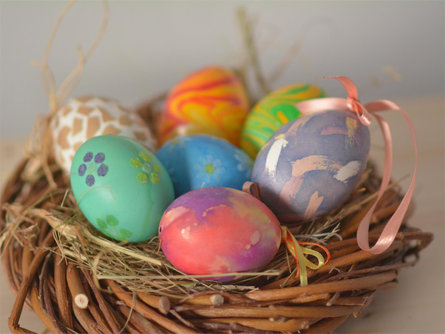 Programma per famiglie: A tutto colore – colorare e decorare le uova di Pasqua Scena 2 suedtirol.info