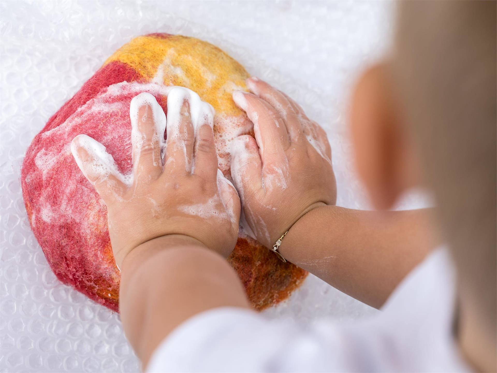 Family Program: Creative Spring Flower Felting - Meran/Merano and environs - #3 - suedtirol.info