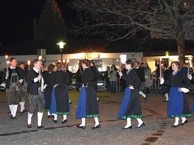 Dancing with torches - Folk group Terlano - Alto Adige Wine Road - #1 - suedtirol.info
