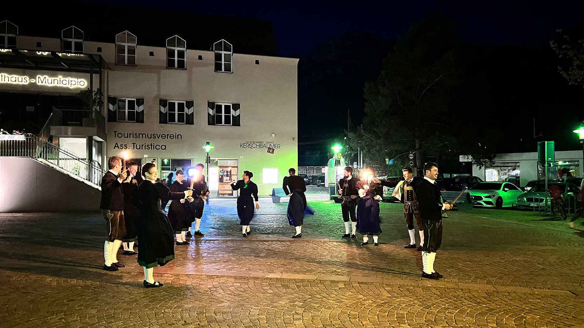 Dancing with torches - Folk group Terlano - Alto Adige Wine Road - #3 - suedtirol.info