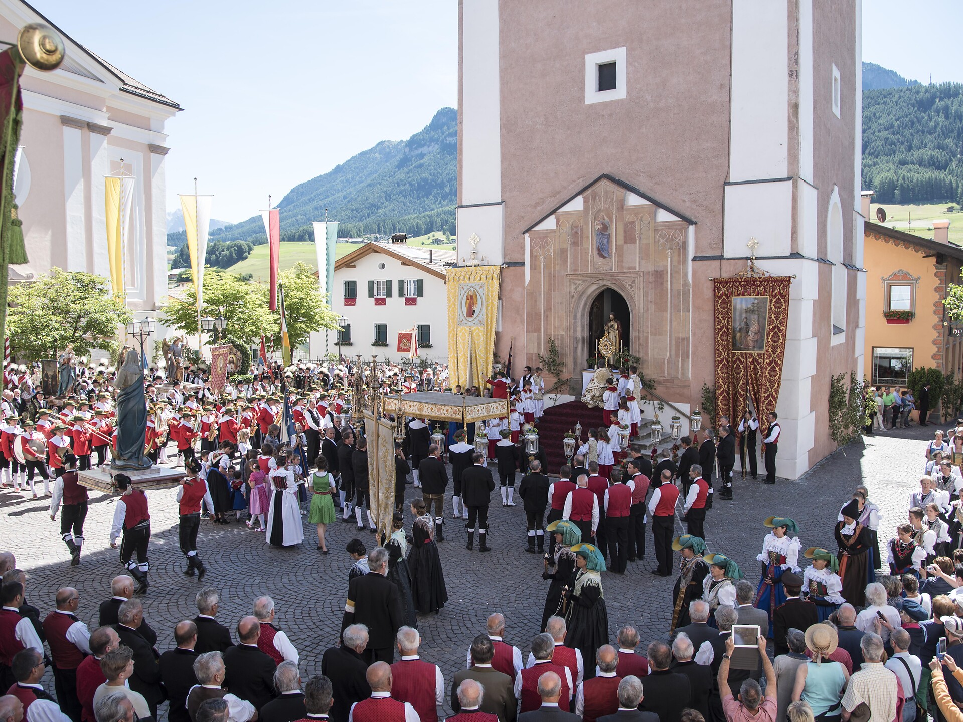 Fronleichnam Prozession Kastelruth 2 suedtirol.info