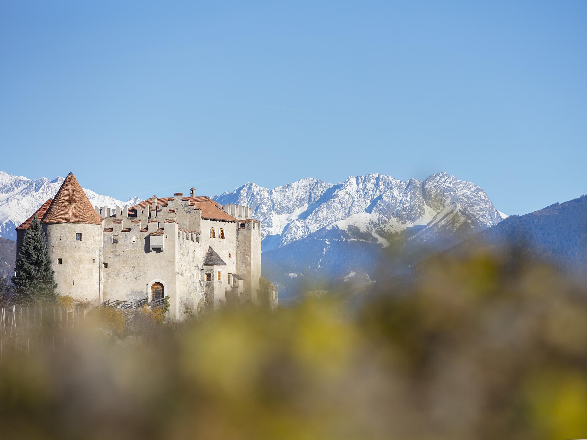 Exhibition from at the Kastelbell Castle by Margarethe Dorigatti Kastelbell-Tschars/Castelbello-Ciardes 2 suedtirol.info