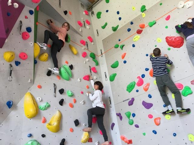 Family in the center: bouldering in the climbing hall Villanders Villanders/Villandro 1 suedtirol.info
