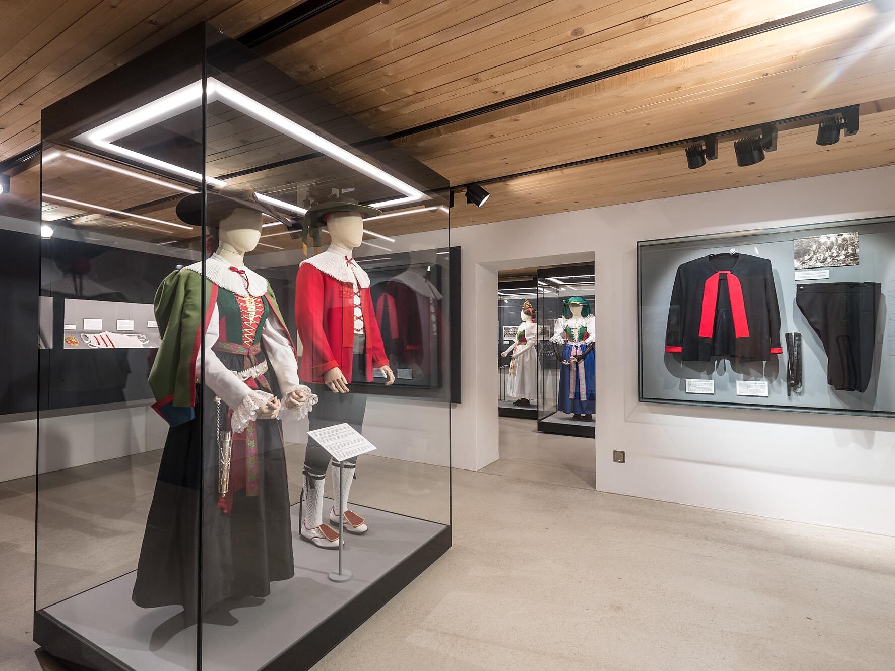 Führung durch das Trachtenmuseum Kastelruth 1 suedtirol.info