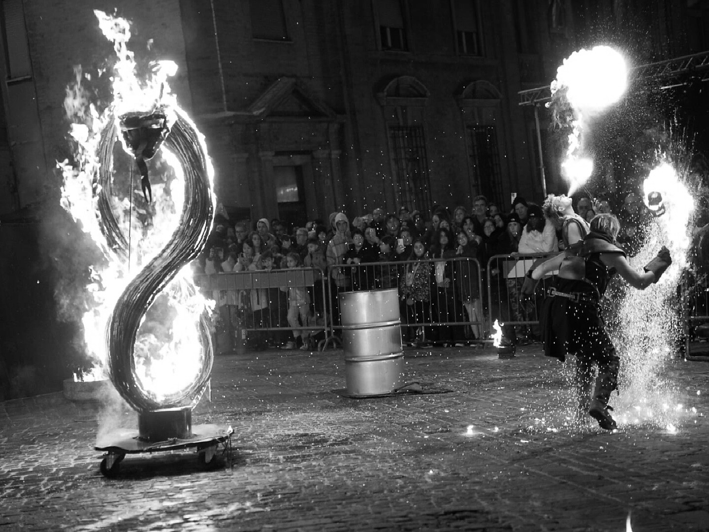 Feuershow 'Imagine Peace' by 'Games with flames' - Brixen und Umgebung - #1 - suedtirol.info