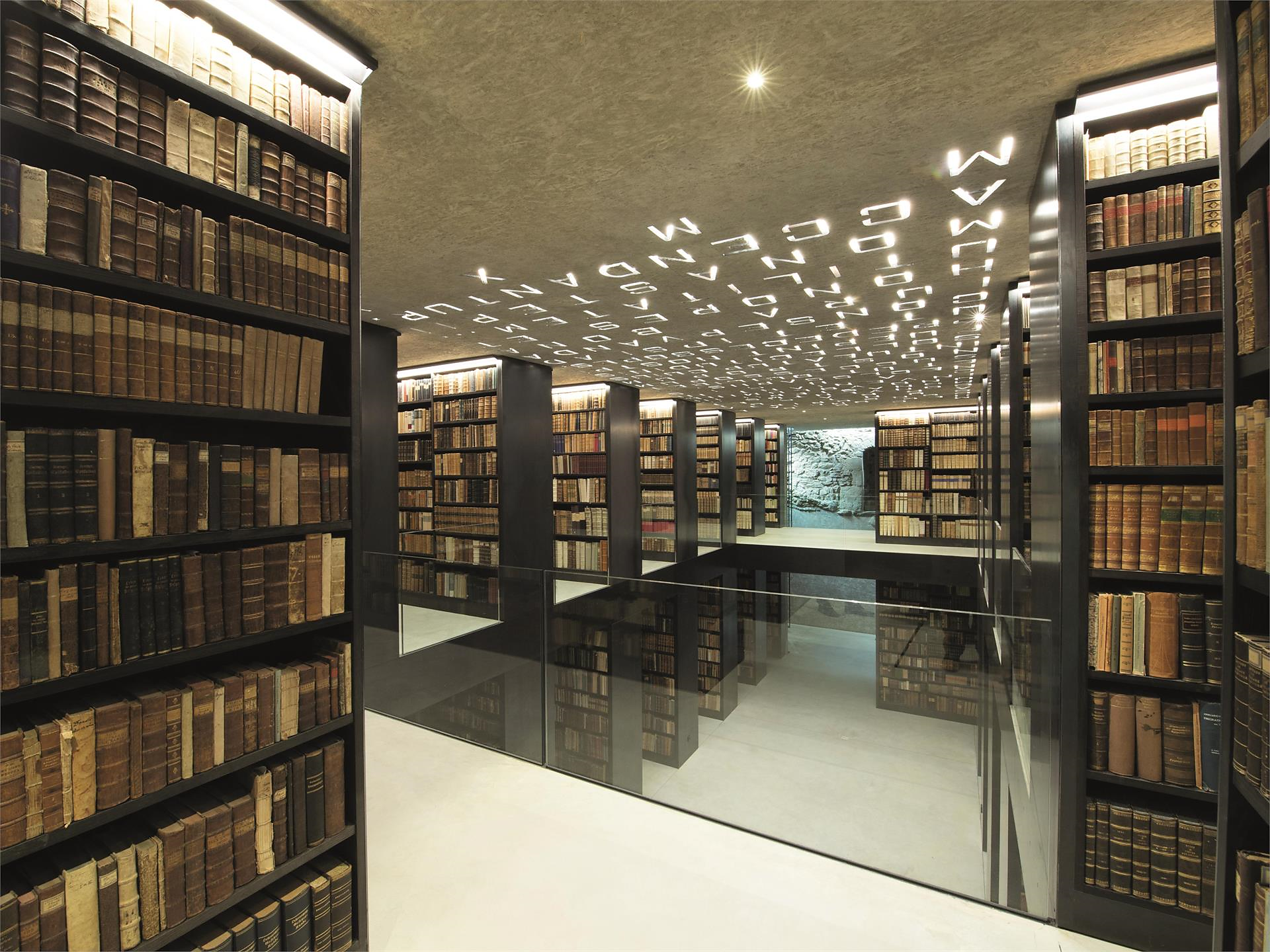Führung Rundgang  (Krypta, Bibliothek, Schaudepot) - Vinschgau - #1 - suedtirol.info