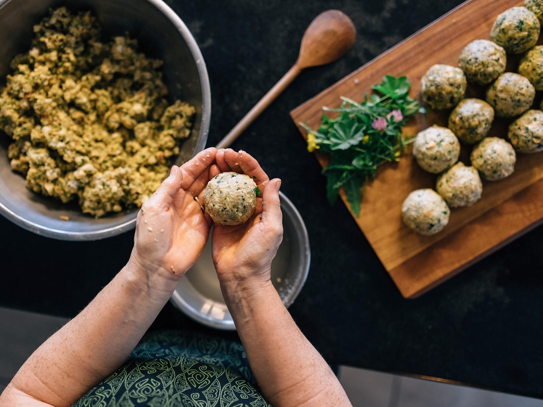 Che gusto: Prepariamo i canederli al maso Eichern (in lingua tedesca) Verano 1 suedtirol.info