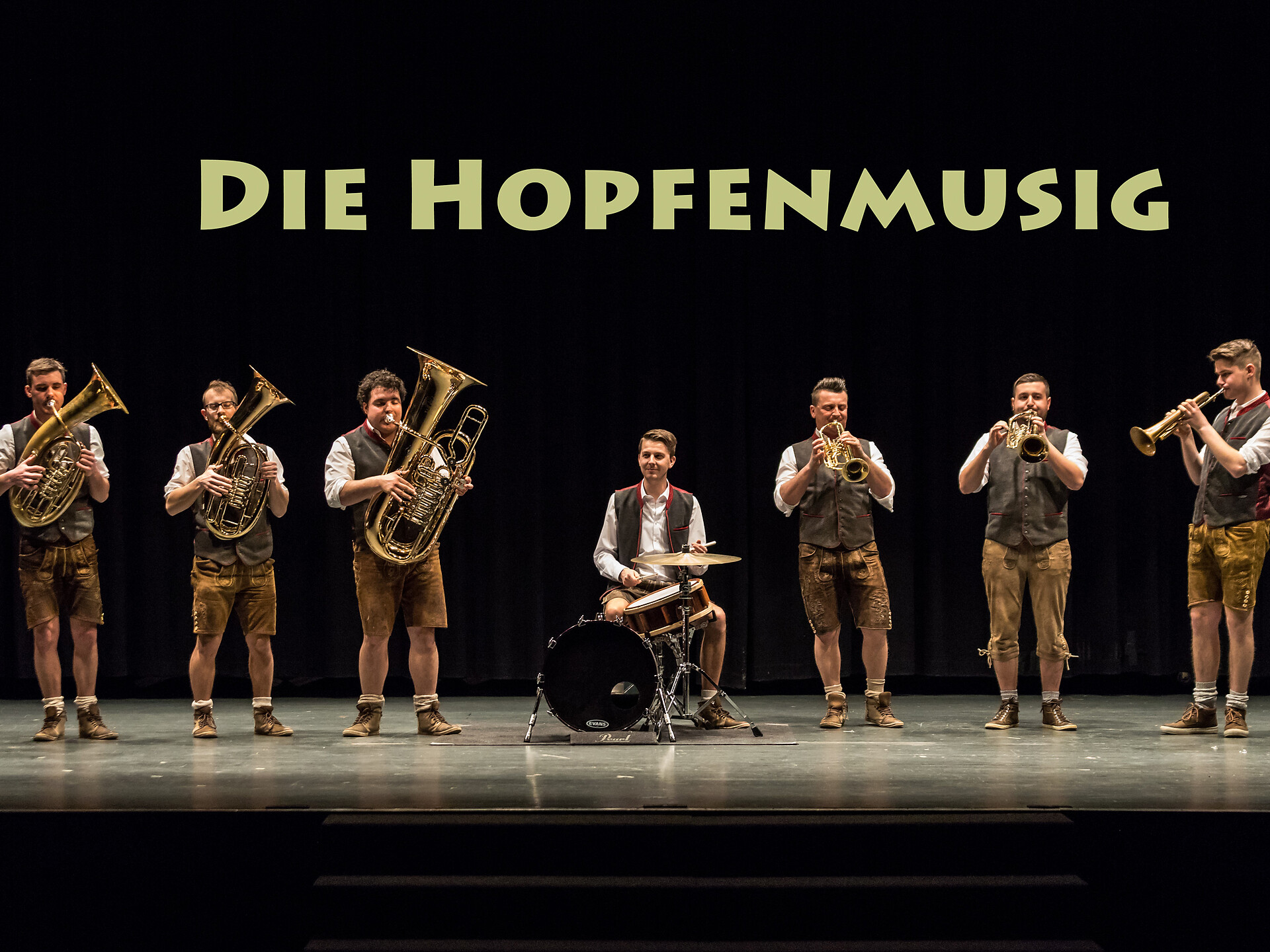 Morning pint with live Alpine folk music performance Schenna/Scena 1 suedtirol.info