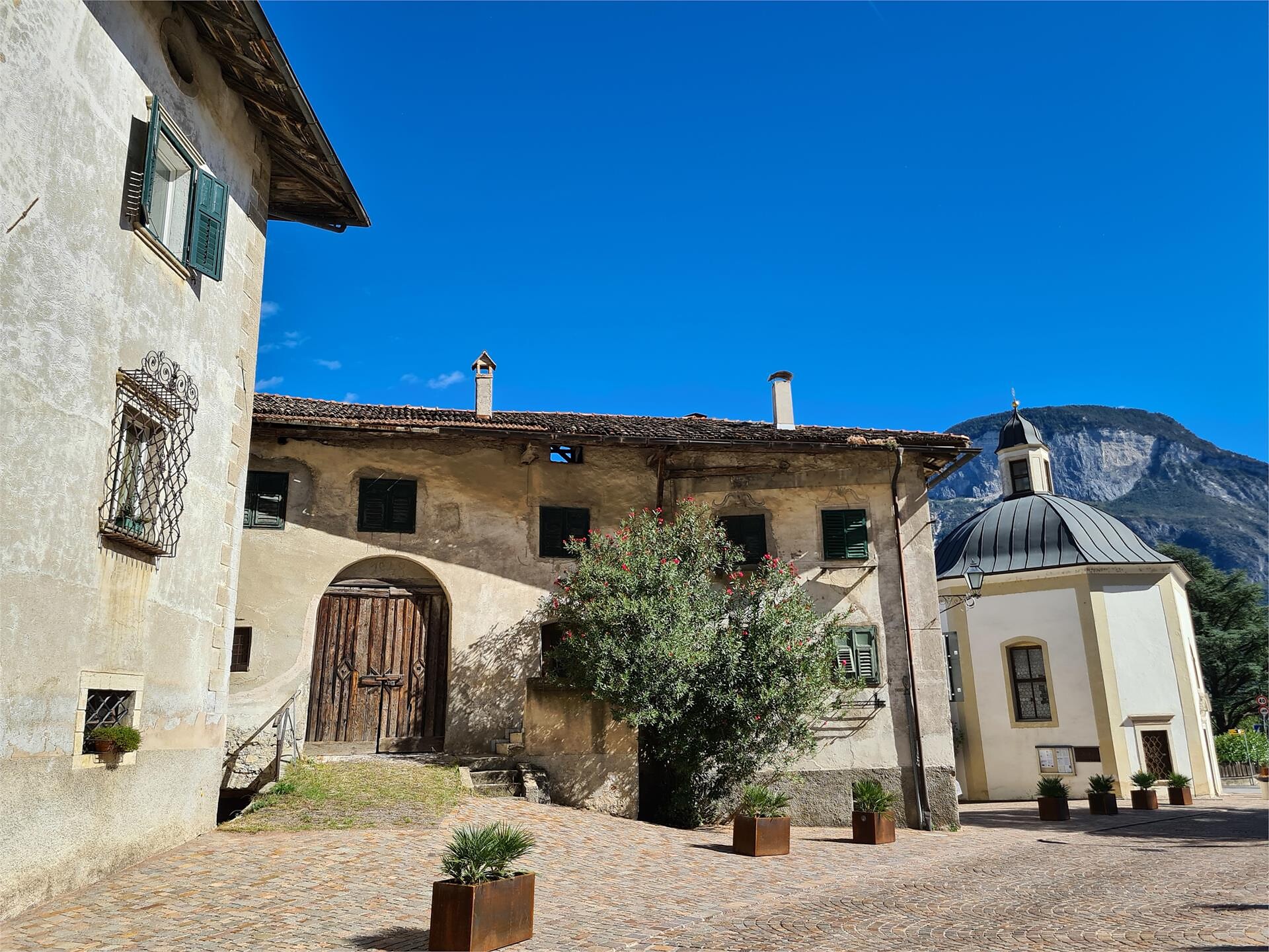 Führung durch das schöne Weindorf Margreid mit Weinprobe Margreid an der Weinstraße 1 suedtirol.info