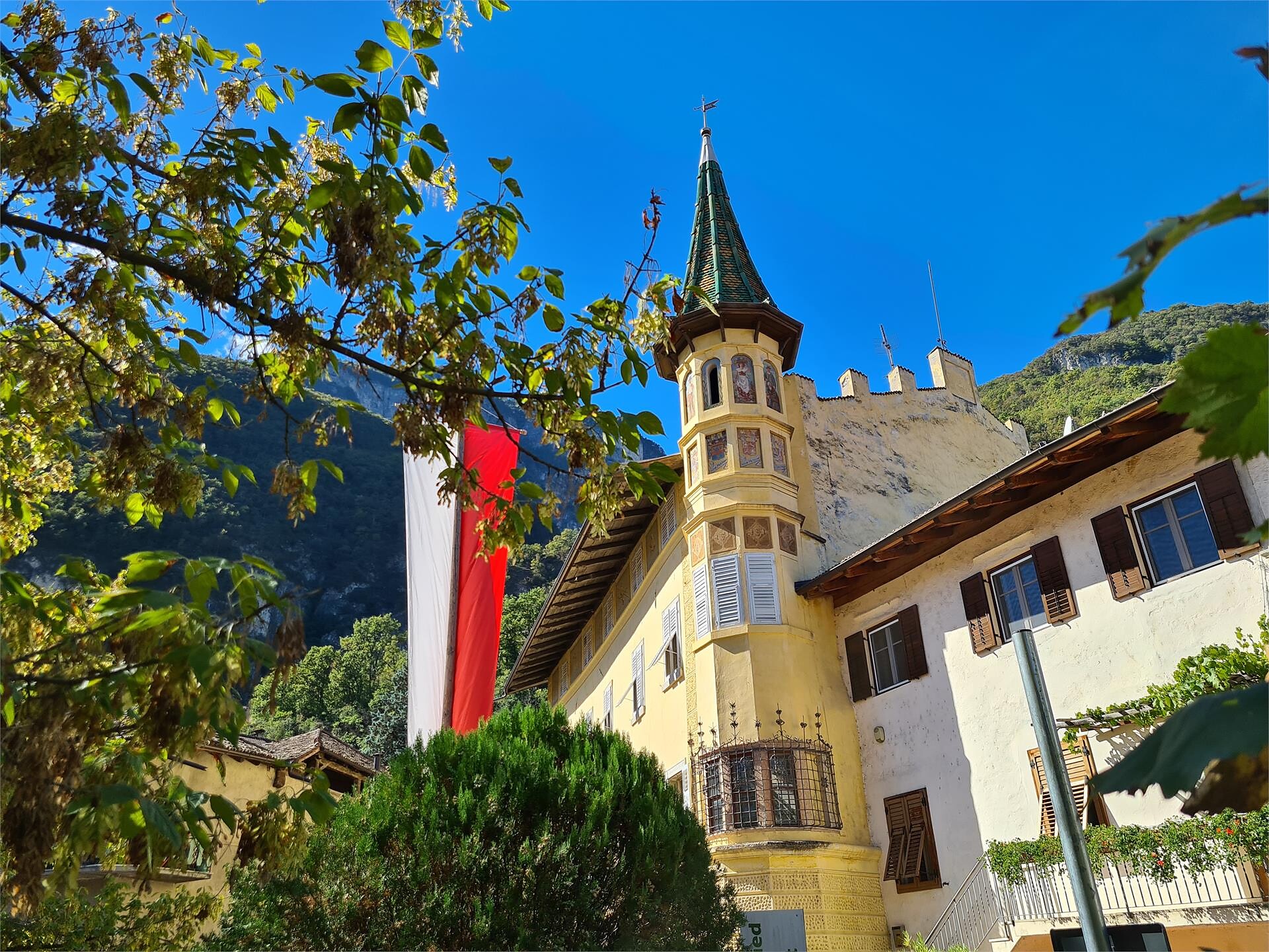 Führung durch das schöne Weindorf Margreid mit Weinprobe Margreid an der Weinstraße 3 suedtirol.info