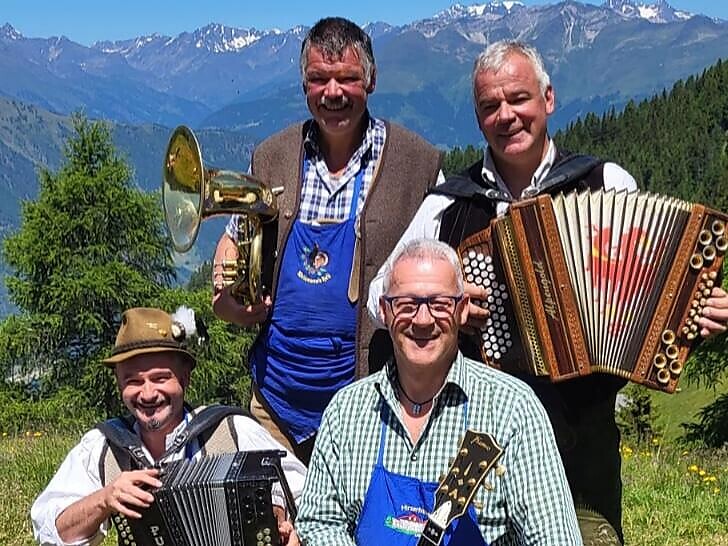 Morning pint with the group "Die lustigen Sarner" Sarntal/Sarentino 1 suedtirol.info
