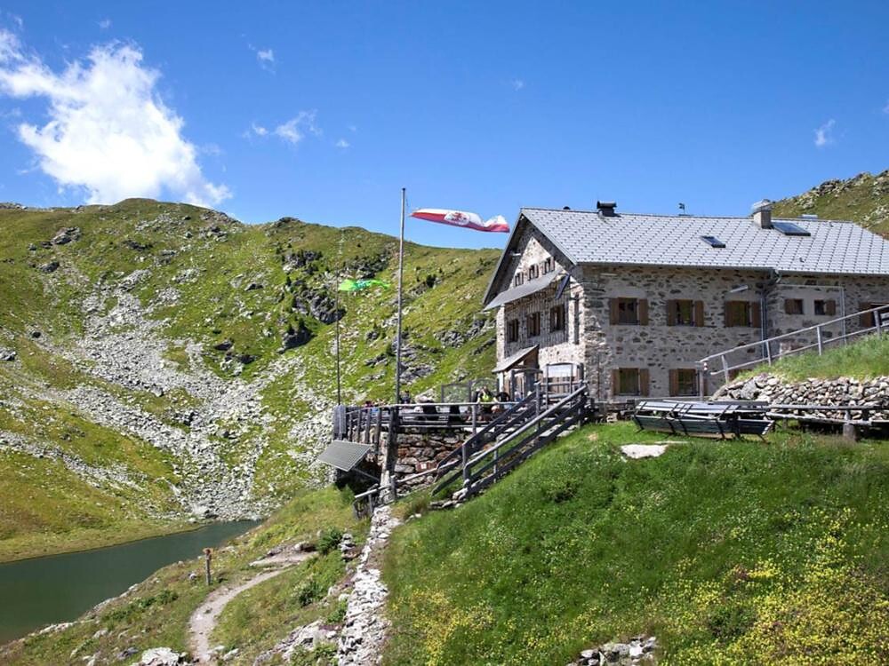 Guided panoramic mountain-hike to the Radlsee hut at the mountain lake Feldthurns/Velturno 3 suedtirol.info