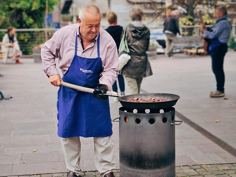 Pleasurable moments on the village square: chestnuts, wine & more! - Alto Adige Wine Road - #2 - suedtirol.info