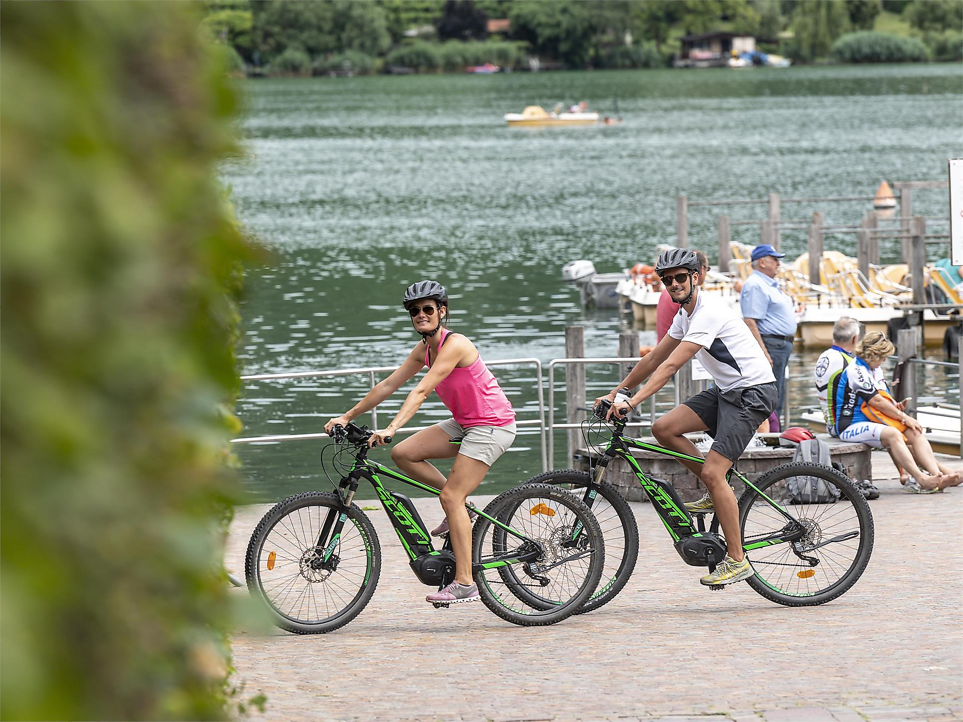 Tour guidata in e-mountain bike intorno ai laghi e alle buche di ghiaccio - Strada del Vino - #2 - suedtirol.info