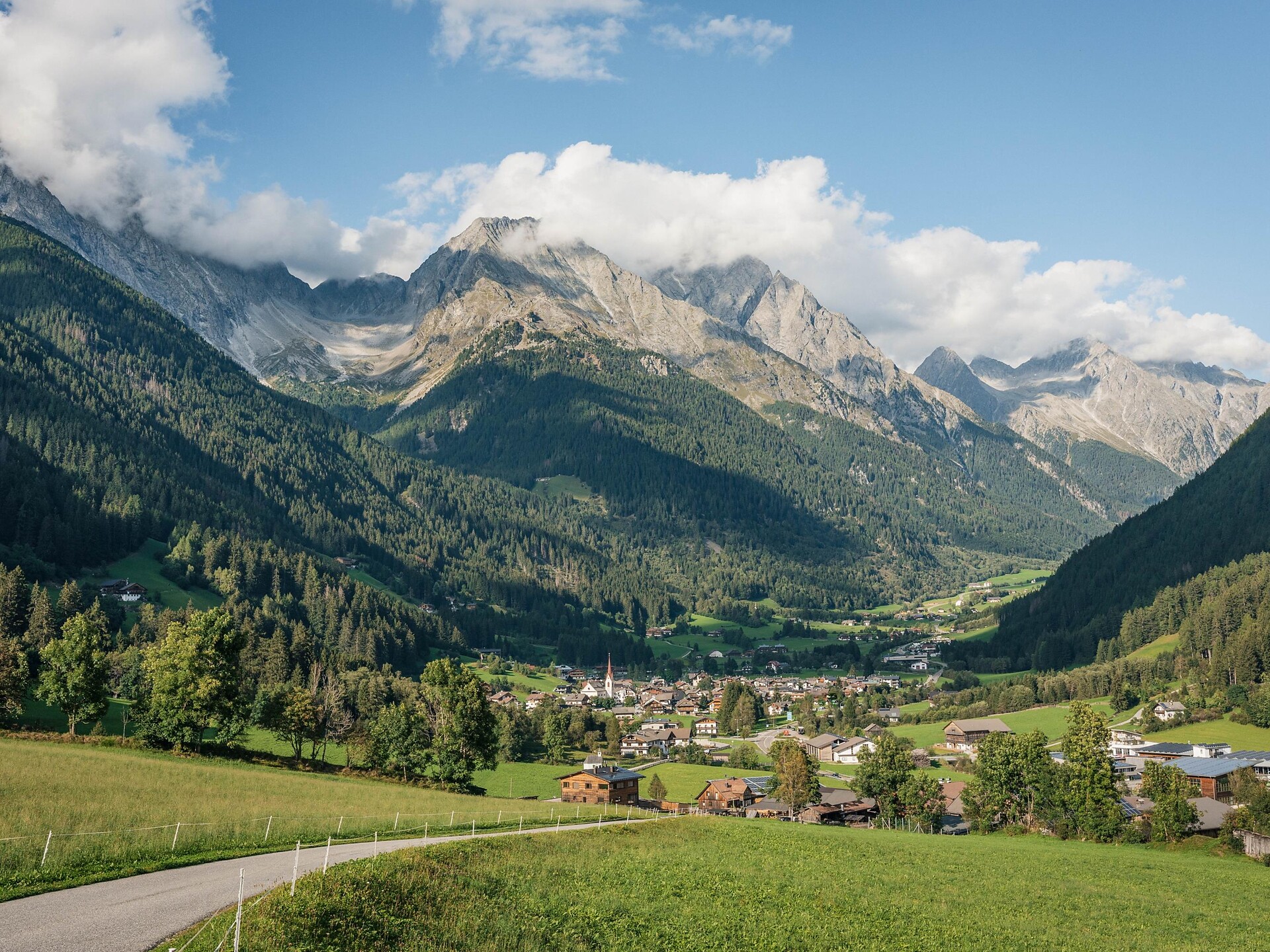Scenic hike with Gilbert: farm trail & rural culture in Antholz Valley - Dolomites Region Kronplatz/Plan de Corones - #2 - suedtirol.info