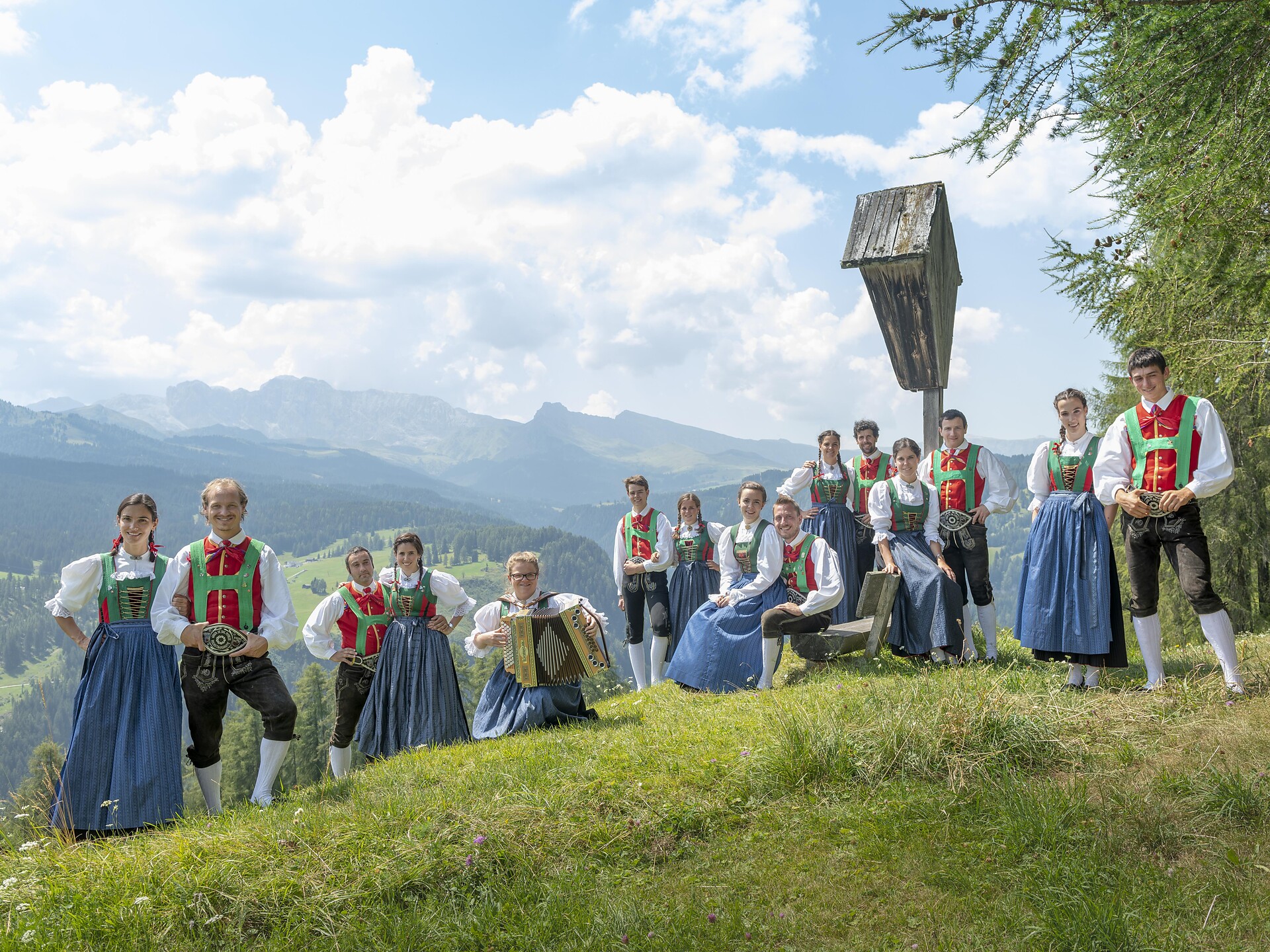 Serata folcloristica Gardenese: vivere la musica e la tradizione Santa Cristina Val Gardena 2 suedtirol.info