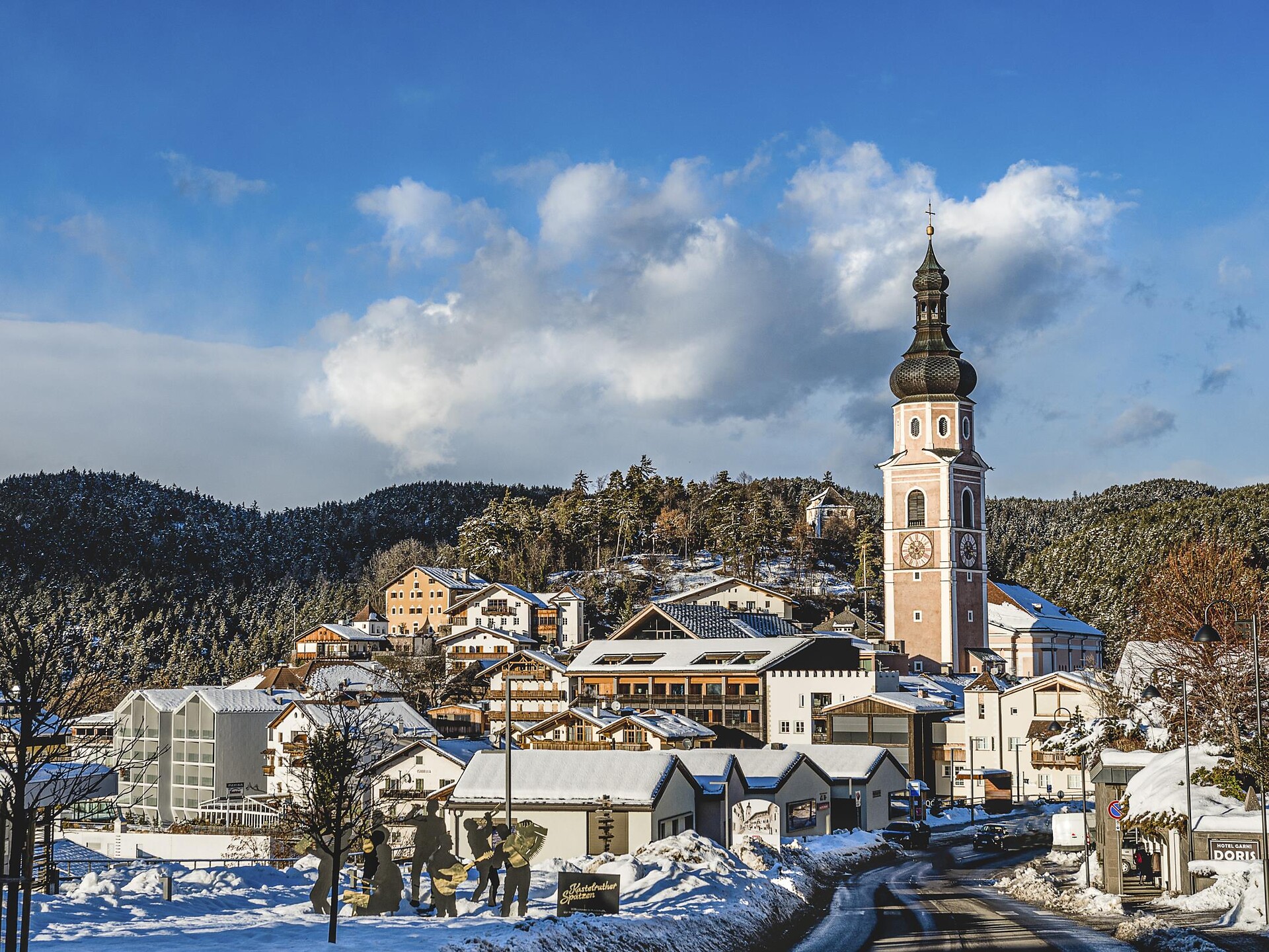Geführter Dorfrundgang mit Glühwein Umtrunk - Dolomitenregion Seiser Alm - #1 - suedtirol.info