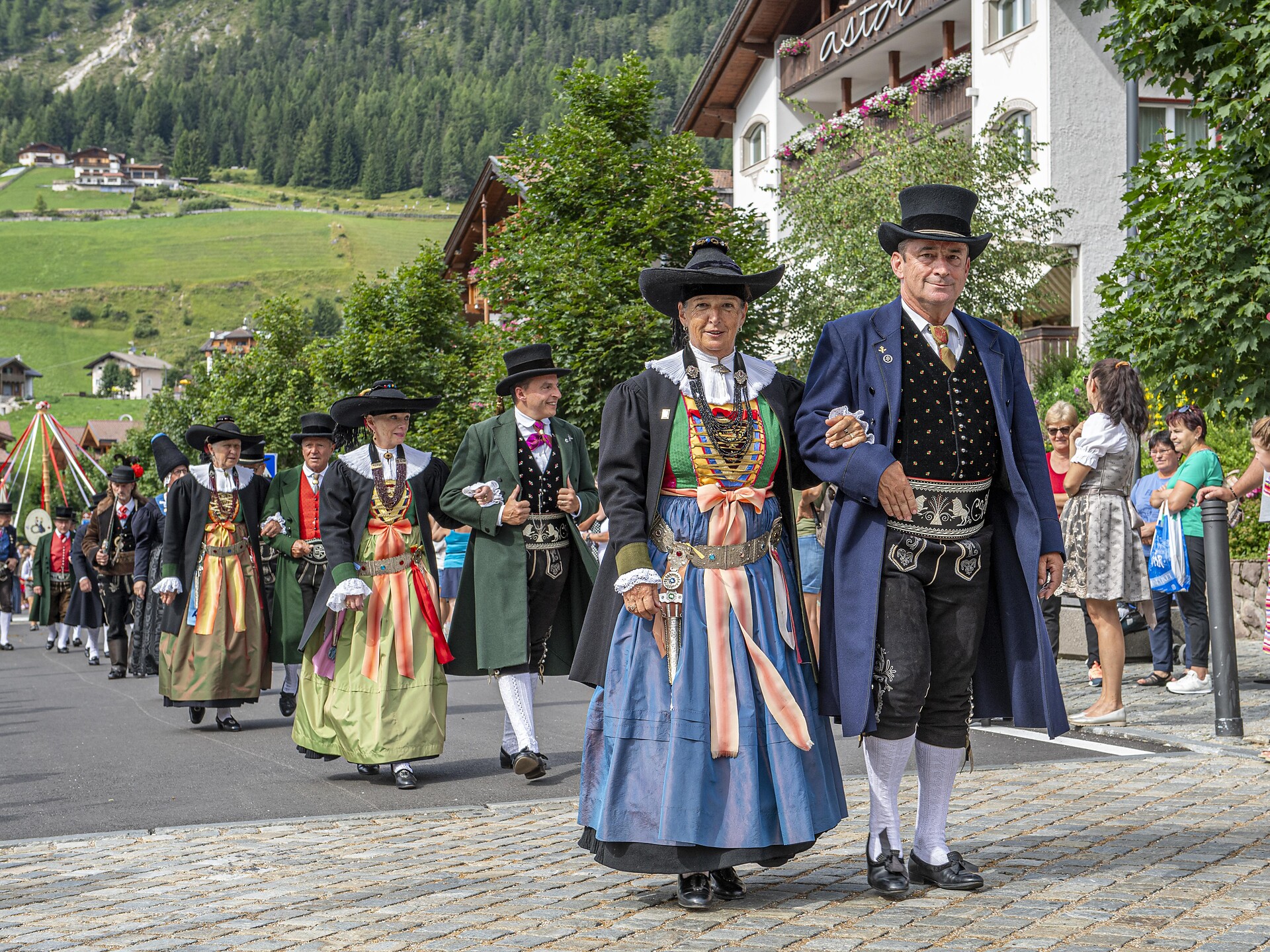 Gröden in Tracht Wolkenstein 2 suedtirol.info