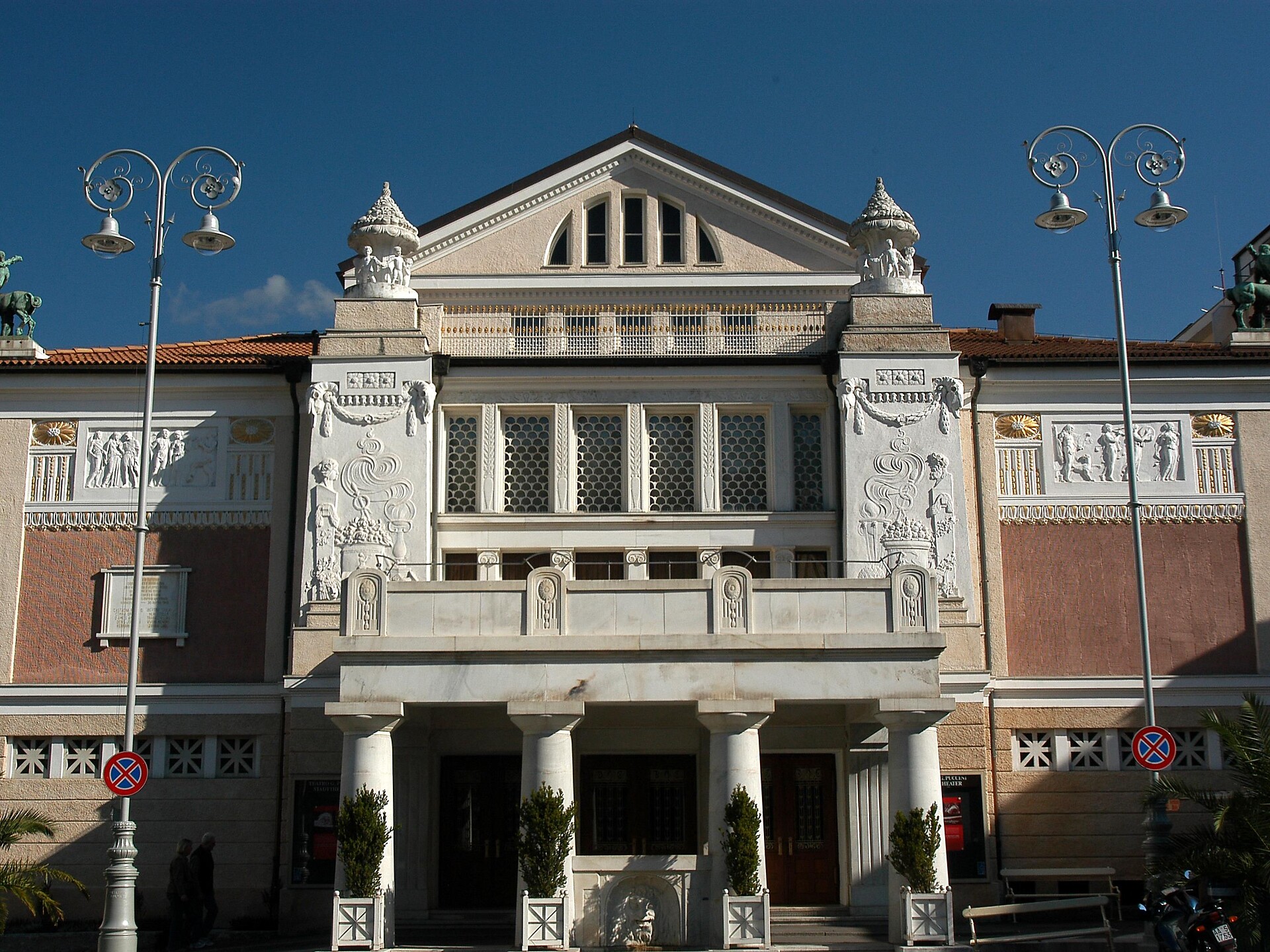 SOLD OUT! Geführte Tour: Stadttheater Meran - Meran und Umgebung - #1 - suedtirol.info