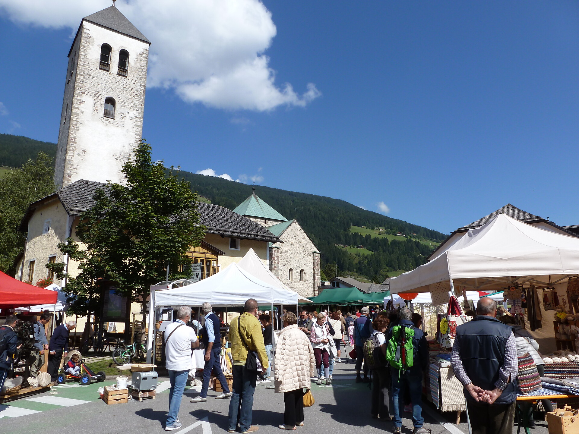Golden³Dolomites HEUGABEL: farmers' and handscrafts' market Innichen/San Candido 3 suedtirol.info