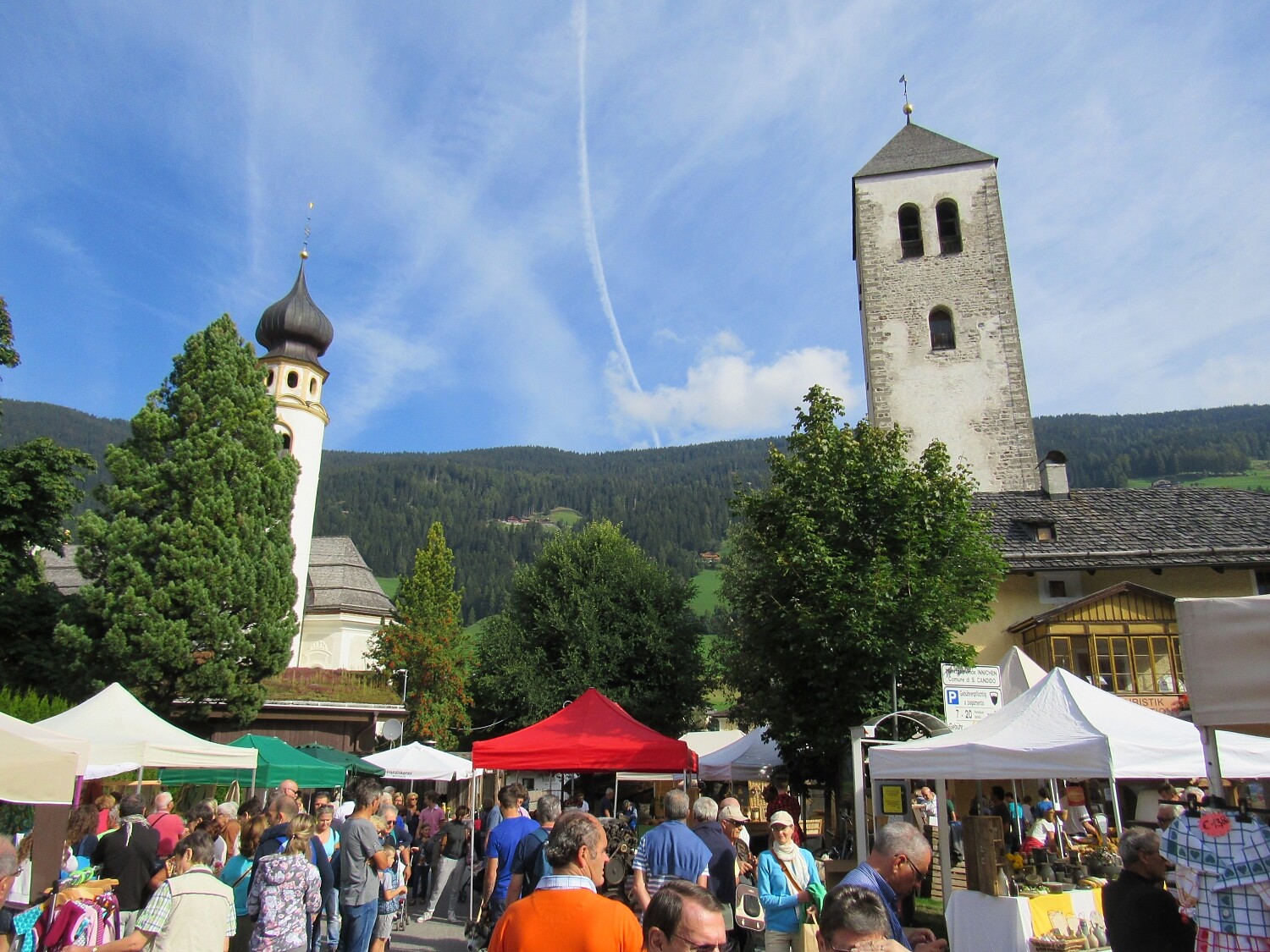 Golden³Dolomites HEUGABEL: farmers' and handscrafts' market Innichen/San Candido 2 suedtirol.info