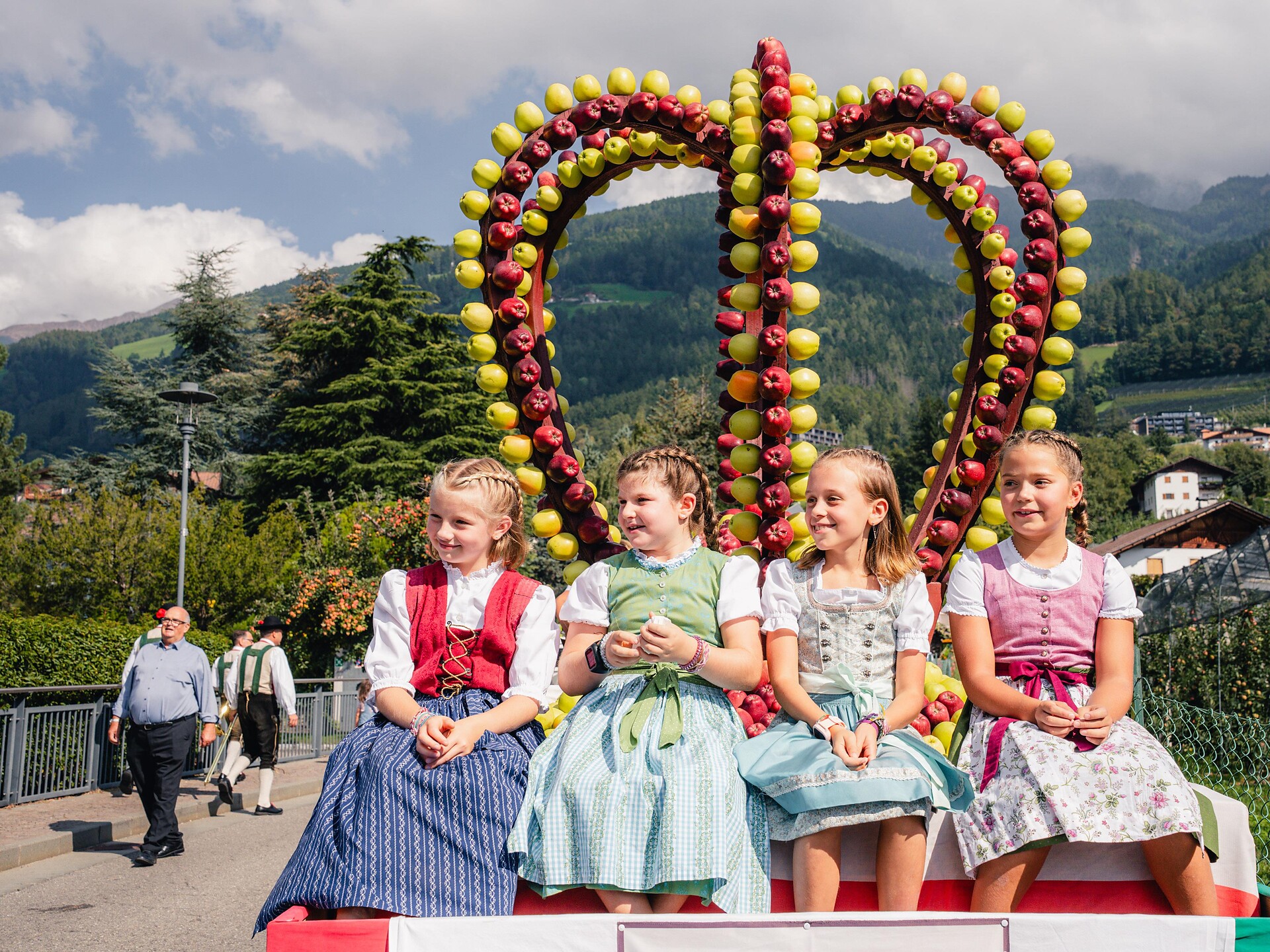 Traditional autumn festival: parade of the Schützen corps (shooters) - Meran/Merano and environs - #1 - suedtirol.info