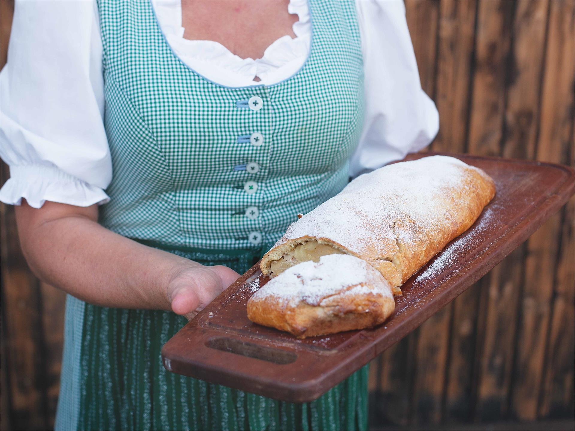 Herbstgenuss am Berg: Strudelwanderung Kastelruth 1 suedtirol.info