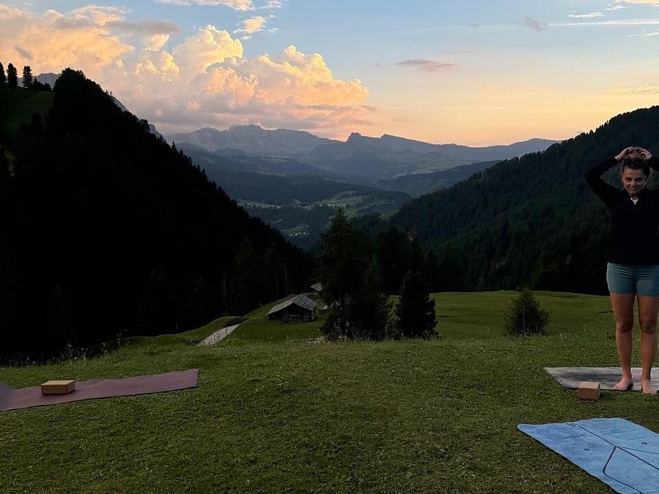 Im Einklang mit den Bergen: Yoga & Aperitif auf der Sangon Hütte St.Christina in Gröden 3 suedtirol.info