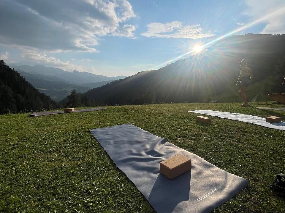 Im Einklang mit den Bergen: Yoga & Aperitif auf der Sangon Hütte St.Christina in Gröden 2 suedtirol.info