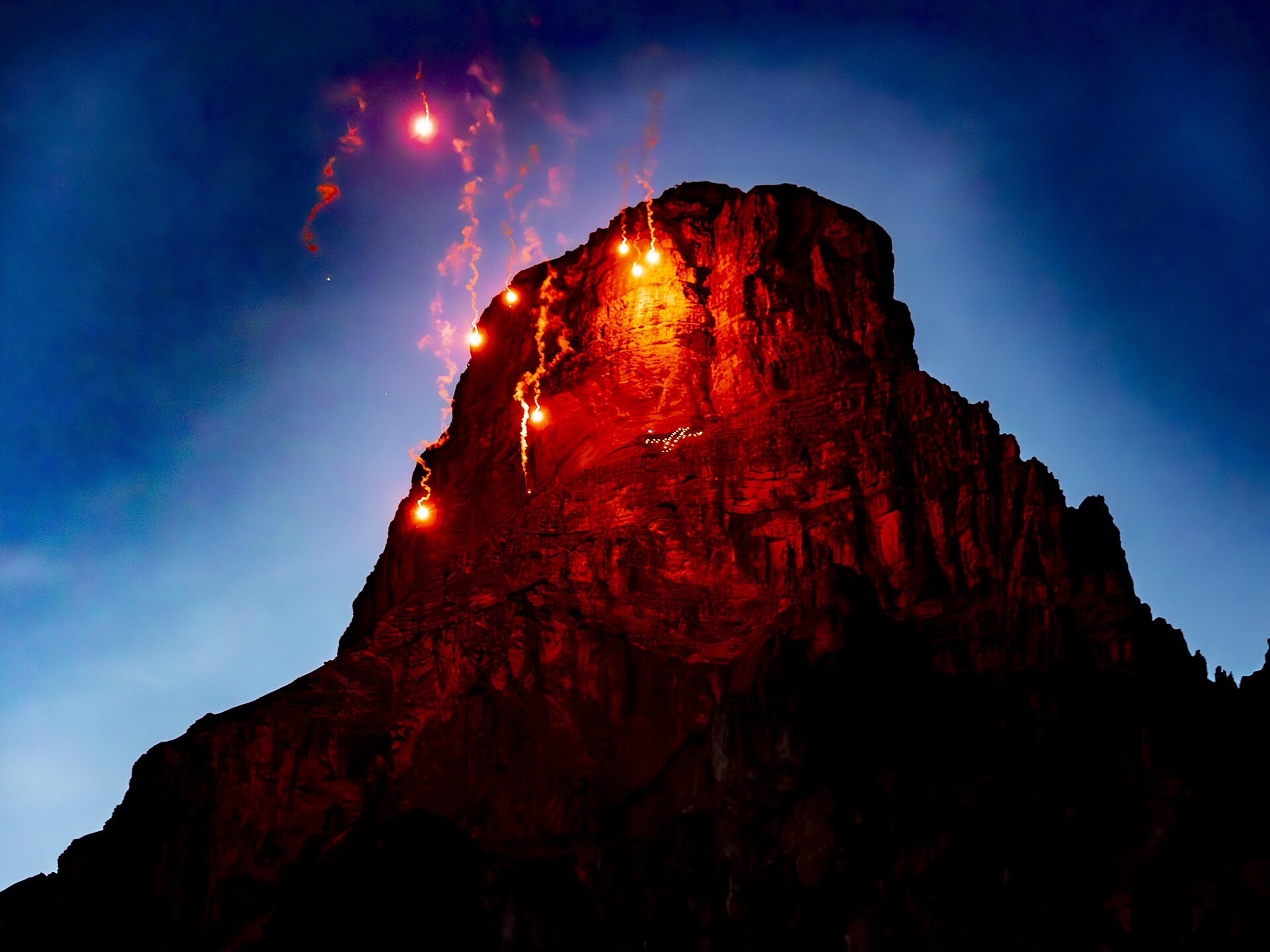 Ilominaziun dl Sassongher y conzert - Illumination of the Sassongher and concert Corvara 2 suedtirol.info