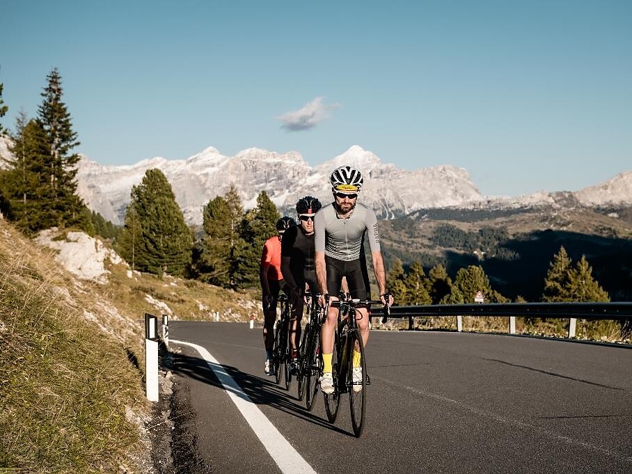I jun cun la roda - Tour guidato in bici da corsa Passo Fedaia Corvara 2 suedtirol.info